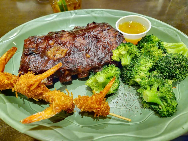 Barbecue Pork Ribs Coconut Shrimp Fresh Broccoli Green Plate — Stock Photo, Image