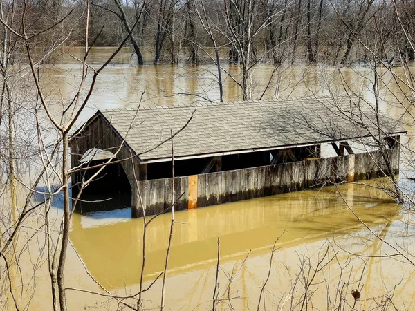 春の川の洪水で古いミシガン州の木製の屋根付きの橋 — ストック写真