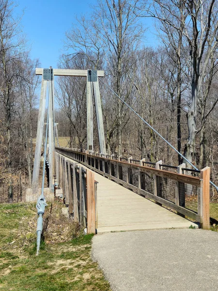 ミシガン州の歩行者用吊り橋早春 — ストック写真