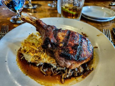 Pirinç soslu tek domuz pirzolası.