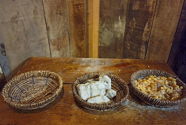 Tömjén Mirha Darabjai Fonott Kosárban Egy Régi Fából Készült Asztalon — Stock Fotó