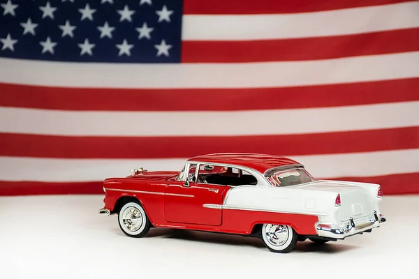 Rot Weißes Auto Von 1955 Mit Hintergrund Amerikanischer Flagge — Stockfoto