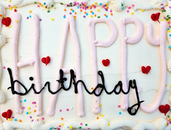 Happy Birthday Text Auf Weißem Kuchen Zuckerguss Mit Roten Herzen — Stockfoto