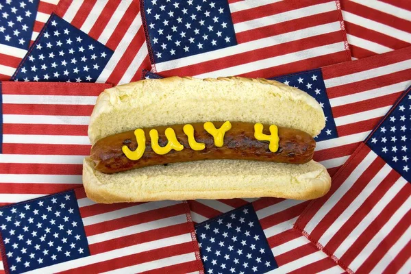 Július Hot Dog Mustárral Amerikai Zászlókon — Stock Fotó