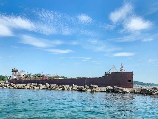 Remolcador Empujando Una Gran Barcaza Con Rocas Holland Harbor Muelle —  Fotos de Stock