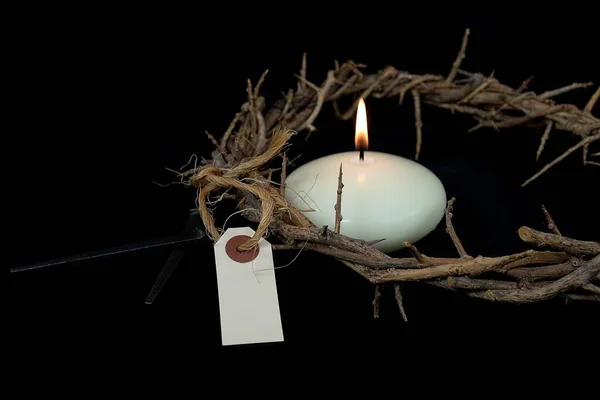 Velikonoční Koruna Trnů Prázdným Štítkem Bílou Svíčkou Černém Pozadí — Stock fotografie