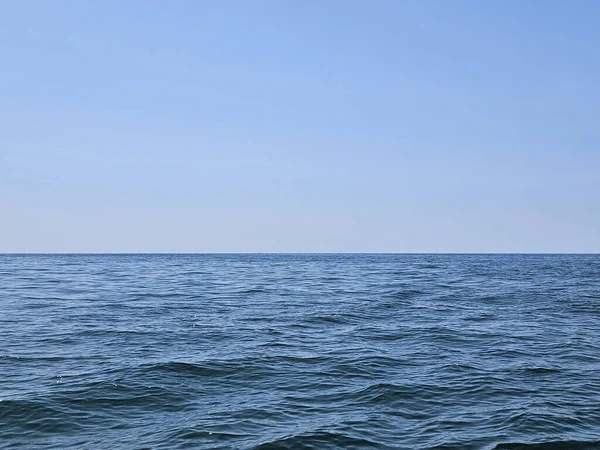 午後の雲のない空とミシガン湖の小さな波 — ストック写真