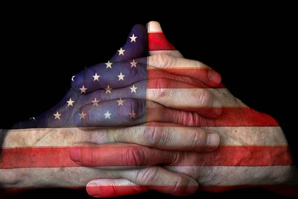 黒の背景に隔離されたアメリカの旗のオーバーレイを持つ男の祈りの手の閉鎖 — ストック写真