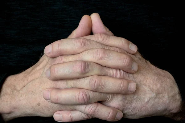 Fechar Mãos Homem Caucasiano Dobrado Oração Sobre Fundo Preto — Fotografia de Stock