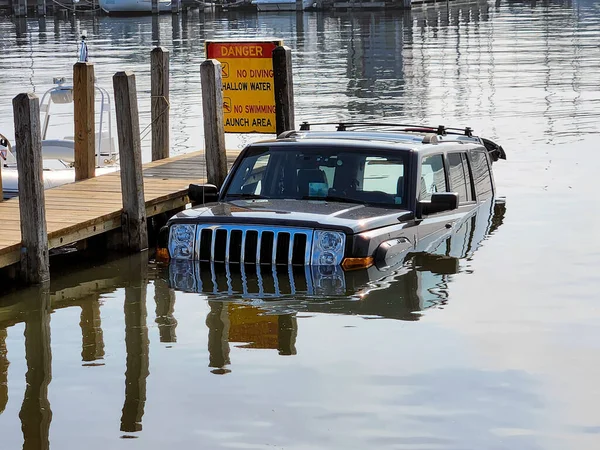 Black Suv Vehicle Half Submerged Lake Water Wooden Dock — Φωτογραφία Αρχείου