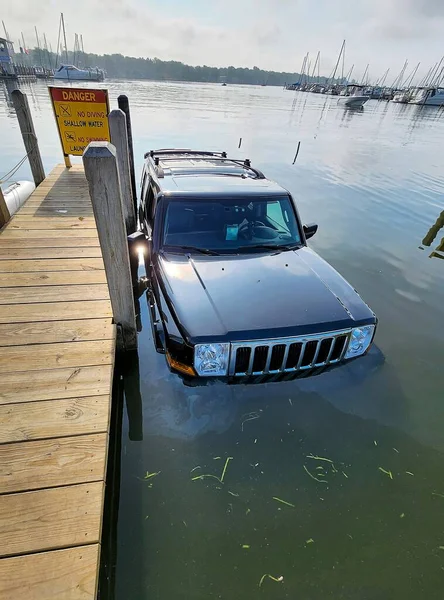 Black Suv Vehicle Half Submerged Lake Water Next Wooden Dock — Stock Photo, Image