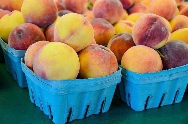 Close Fresh Peaches Blue Produce Boxes Market — 图库照片