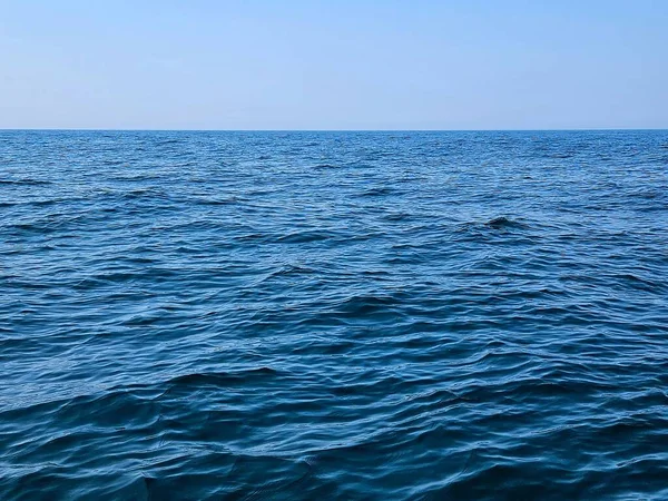 Spokojna Niebieska Woda Nad Jeziorem Michigan Jasnoniebieskim Niebem Nad Horyzontem — Zdjęcie stockowe