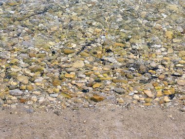 Michigan Gölü kıyıları. Temiz su içinde kum ve taş var. 