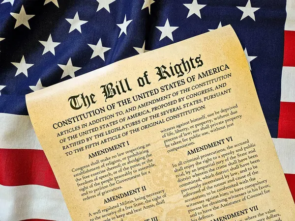 Bill Rights Der Vereinigten Staaten Auf Einer Amerikanischen Flagge lizenzfreie Stockfotos