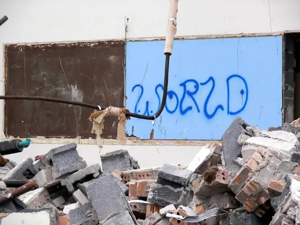 Graffiti Modré Stěně Zavěšenou Trubkou Polámanými Betonovými Bloky — Stock fotografie