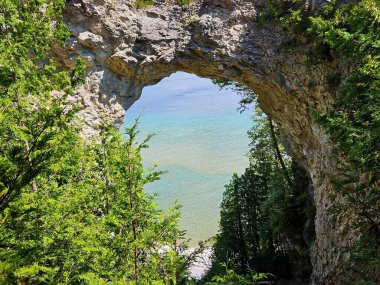Michigan 'daki Mackinac Adası' ndaki Arch Rock 'ta yaz mevsimi için yeşil ağaçlar var.