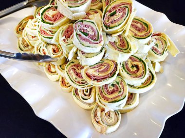 Beyaz tepside et ve peynir sarmalı ve parti için maşa. 