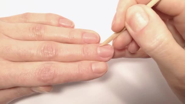 用桔子棒把指甲角推回 这个女人为自己修指甲 木制推推机抬起钉子的角质层 修指甲过程的步骤 — 图库视频影像