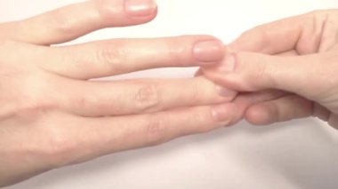Losyon, cilt kremi, yağ, nemlendirici ya da sağlıklı tırnaklarına E vitamini süren bir kadın. Nazik parmak masajı. Güzellik el derisi ve tırnak kavramı. Yakın çekim görüntüsü.