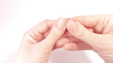 Kadın tırnaklarında beyaz noktalar var. Çivilerin sağlık durumunun incelenmesi ve teşhisi. Demir eksikliği anemi, avitaminoz, mikroelement eksikliği belirtileri.
