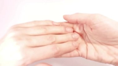 Sağlıklı doğal çivilerin doğru şeklini gösteriyor. Çıplak manikürlü kadın parmakları. Yakın çekim görünümü