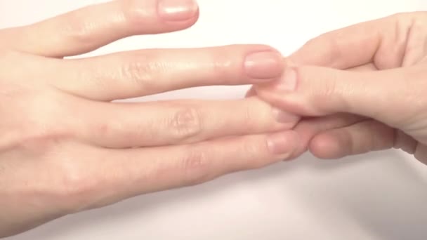 女人在她美丽的裸体健康指甲上涂上乳液 护肤霜 保湿霜或含维生素E的血清 温和的手指按摩 美丽的手部皮肤和指甲概念特写 — 图库视频影像
