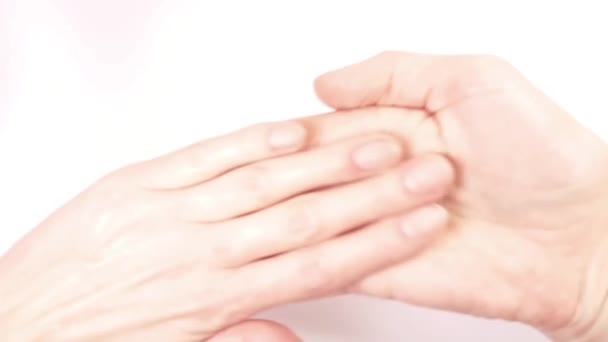 特写女人的手自然的裸体修指甲 强壮健康的指甲 骨科护理和指甲护理治疗概念 — 图库视频影像