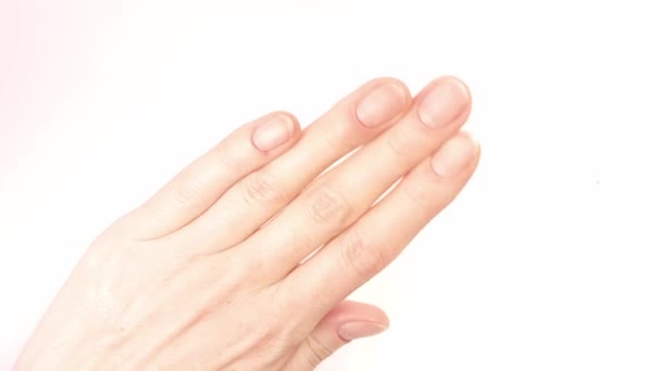 Weibliche Hand Mit Natürlichen Gesunden Kurzen Nägeln Gepflegter Maniküre Und — Stockvideo