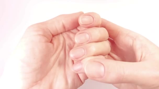 Eine Frau Zeigt Eine Nahaufnahme Ihrer Natürlichen Gesunden Nägel Beiden — Stockvideo