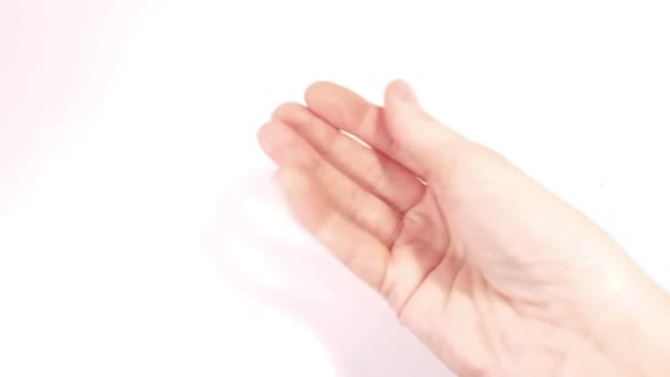 Naturalnie Zdrowe Żeńskie Paznokcie Kobieta Pokazuje Swoją Prawą Rękę Białym — Wideo stockowe