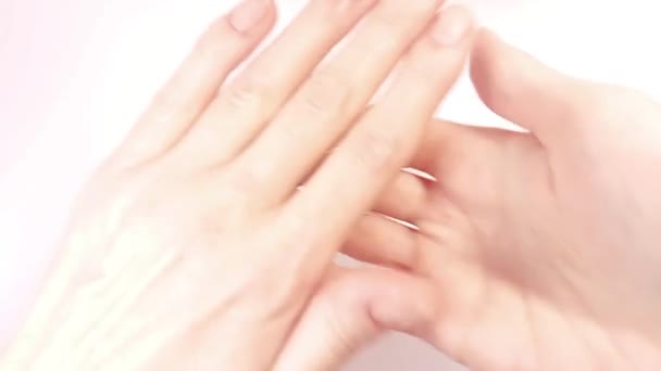 Жіночі Руки Крупним Планом Долоні Ніжно Пестити Один Одного Концепція — стокове відео