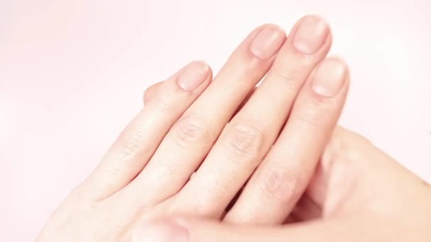 Skonsam Fingermassage Ung Kvinnlig Hand Vidrör Hennes Fingrar Och Försiktigt — Stockvideo