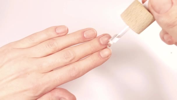 手和指甲护理 妇女使用滴水机在指甲上涂护甲油 保湿霜或含维生素E的血清 脆性受损干钉的处理及加固 — 图库视频影像
