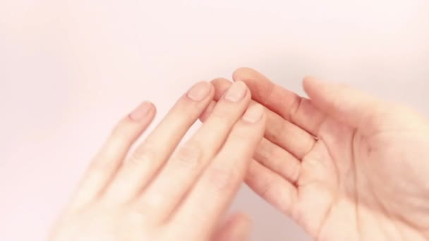 Koncepcja Pielęgnacji Rąk Paznokci Kobieta Pokazuje Ręce Naturalnych Zdrowych Paznokci — Wideo stockowe