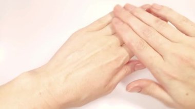 Ellerine cilt kremi süren bir kadın. Güzellik ten konsepti. Çıplak tırnaklı kadın ellerinin yakın çekim görüntüsü