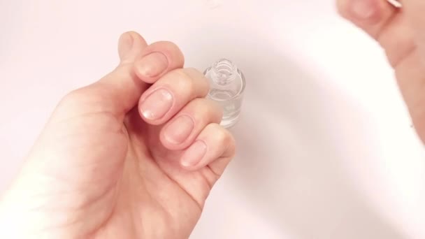 女性使用滴剂使用护甲油 保湿霜或含维生素E的血清 脆干损伤指甲的处理和强化 家庭健康和美容护理 — 图库视频影像