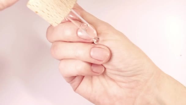Nägel Pflegen Frauen Tragen Mit Einem Tropfer Nagelpflegeöl Lotion Feuchtigkeitscreme — Stockvideo