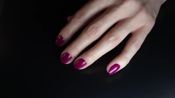 Sinirli Bir Kadın Parmaklarını Siyah Masaya Vuruyor Sallıyor Manikürlü Tırnakları — Stok video