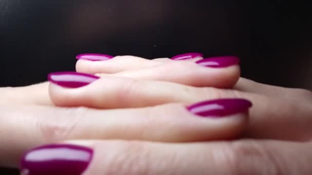 Nagel Kunst Manicure Handen Met Helder Geschilderde Nagels Creatieve Video — Stockvideo