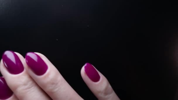 Gemanicuurde Paarse Nagels Creatieve Video Voor Reclame Gel Nagellak Manicure — Stockvideo