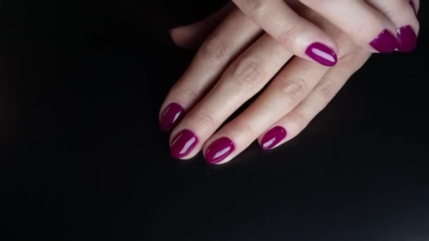 Cura Delle Unghie Mani Femminili Con Una Manicure Colore Viola — Video Stock