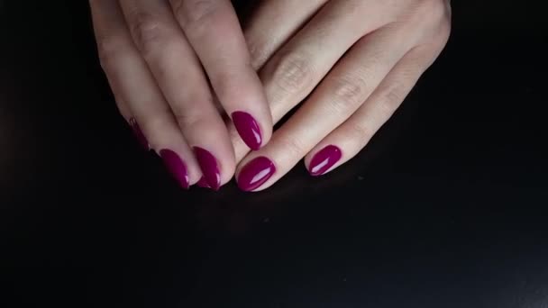 Manicure Sztuka Paznokci Koncepcja Piękna Kobiece Ręce Pięknymi Fioletowymi Eleganckimi — Wideo stockowe