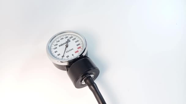 ミクロリフ血圧機械モニターの閉鎖 機械式圧力計で血圧をチェックする 心臓病 医療機器のコンセプト — ストック動画