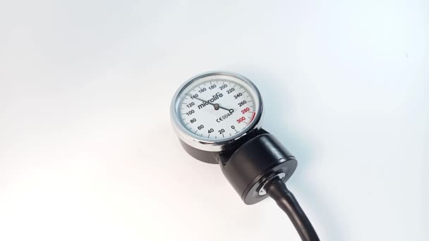 ミクロリフの血圧マシン 機械圧力計で血圧をチェック 血圧機械モニターを閉じる 心臓病 医療機器のコンセプト — ストック動画