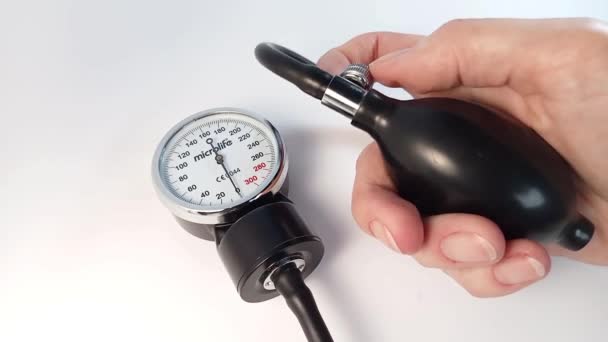 女性手部的特写和微生血压监测器 这个女人用机械压力计检查血压 心脏科 保健和医学概念 — 图库视频影像