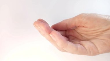 Bir avuç dolusu hap. Bir kadın şişeden avucuna aşırı dozda ilaç döküyor. Depresyon ve intihar kavramı