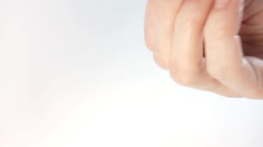 İlaç tabletleri alan kadın. Kadının avucunda aşırı dozda hap var. Yakın çekim görüntüsü. İlaç, sağlık, tedavi kavramı