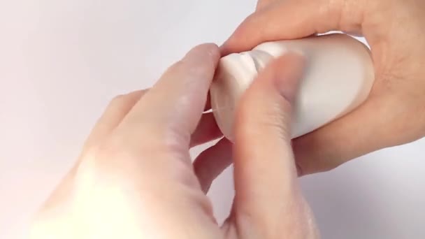 Uma Mulher Abre Uma Garrafa Remédio Derrama Pílulas Redondas Brancas — Vídeo de Stock