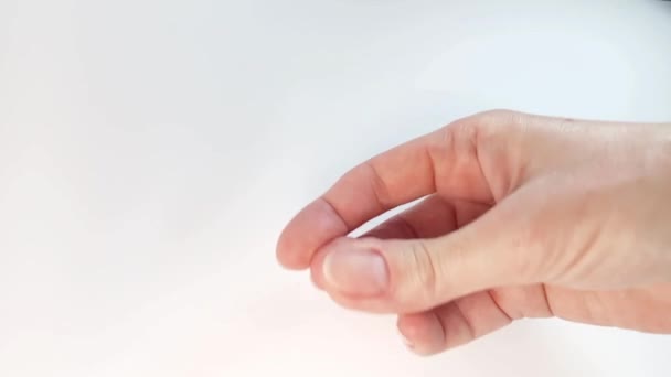 Finger Knipsen Vor Weißem Hintergrund Frau Klickt Hand Mit Natürlichen — Stockvideo